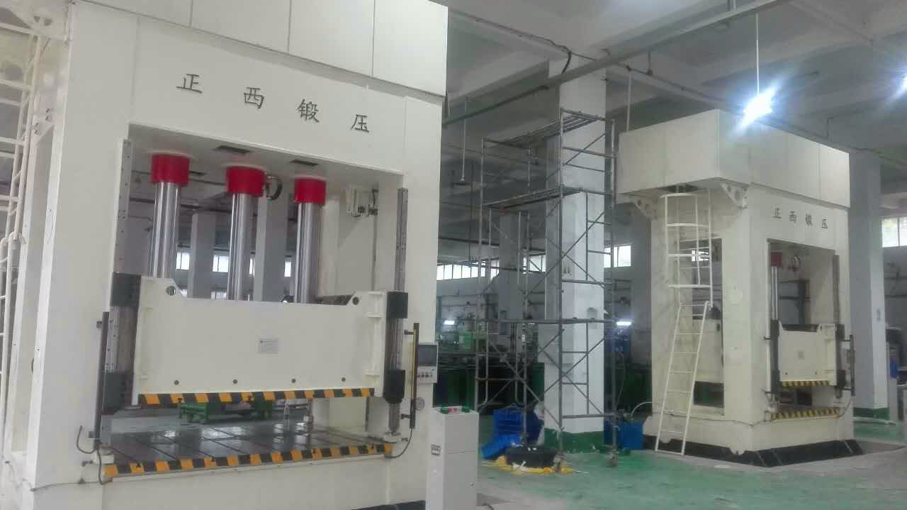 此批設備為重慶客戶一次性向我公司訂購的機器，在所有公司員工的努力下，我們在規定的時間內向客戶交貨并調試完成。